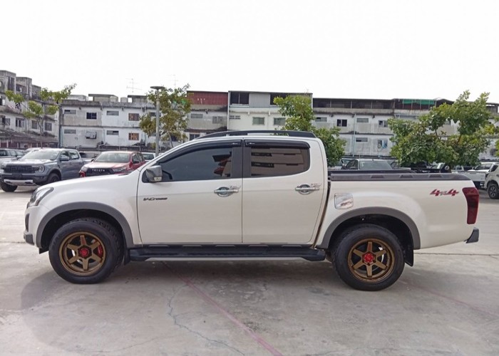 Used 10
                    ISUZU
                     for Sale Image